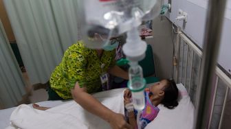 Petugas kesehatan memeriksa kondisi pasien anak penderita infeksi saluran pernapasan akut (ISPA) yang menjalani perawatan di Rumah Sakit Charitas Palembang, Sumatera Selatan, Jumat (9/10/2026). [ANTARA FOTO/Nova Wahyudi/nym]