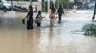 Diguyur Hujan Deras: Kabut Asap di Pekanbaru Mereda, Rumbai Banjir