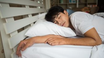 7 Arti Mimpi Mantan Datang ke Rumah dan Mengajak Balikan