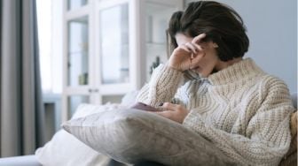Jeda dari Performative Happiness: Tersenyum di Medsos, Lelah di Dunia Nyata