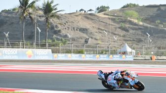 Pembalap SuperFile Trackhouse MotoGP Team Raul Fernandez memacu kecepatan sepeda motornya saat sesi Practice MotoGP Mandalika 2026 di Sirkuit Internasional Pertamina Mandalika, KEK Mandalika, Lombok Tengah, NTB, Jumat (9/10/2026). [ANTARA FOTO/Fikri Yusuf/wsj]