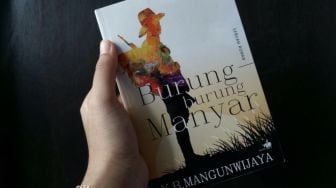 Review Novel Burung-Burung Manyar: Saat Perang dan Sejarah Merenggut Tempat Kita Pulang