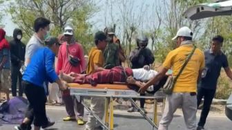 Diduga Hilang Fokus, Honda Scoopy Oleng Hantam Pikap L300 di JLS Sampang: Perempuan Tewas