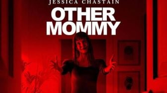 Review Other Mommy: Saat Horor Mencekam Dirusak oleh Jumpscare Murahan