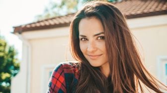 Kulit Sawo Matang Wajib Tahu! 7 Warna Rambut Ini Bikin Wajah Cerah Bebas Kusam
