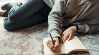 Jeda Pikiran Lewat Journaling: Seni Menumpahkan Isi Kepala di Atas Kertas