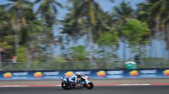 Pembalap SuperFile Trackhouse MotoGP Team Raul Fernandez memacu kecepatan sepeda motornya pada balapan MotoGP Pertamina Grand Prix of Indonesia 2026 di Sirkuit Internasional Pertamina Mandalika, KEK Mandalika, Lombok Tengah, NTB, Minggu (11/10/2026). [ANTARA FOTO/Fikri Yusuf/app/bar]