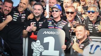 Pembalap Aprilia Racing Marco Bezzecchi (tengah) berselebrasi bersama ofisial timnya usai memenangi balapan MotoGP Pertamina Grand Prix of Indonesia 2026 di Sirkuit Internasional Pertamina Mandalika, KEK Mandalika, Lombok Tengah, NTB, Minggu (11/10/2026). [ANTARA FOTO/Fikri Yusuf/app/bar]