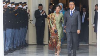 Pejabat lama Menteri Luar Negeri Sugiono didampingi istrinya Marlyn Maisarah menyapa pegawai Kementerian Luar Negeri dalam acara pisah sambut pejabat baru dan lama di Gedung Pancasila, Kementerian Luar Negeri, Jakarta, Senin (12/10/2026). [Suara.com/Alfian Winanto]