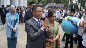 Pejabat lama Menteri Luar Negeri Sugiono didampingi istrinya Marlyn Maisarah menyapa pegawai Kementerian Luar Negeri dalam acara pisah sambut pejabat baru dan lama di Gedung Pancasila, Kementerian Luar Negeri, Jakarta, Senin (12/10/2026). [Suara.com/Alfian Winanto]