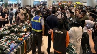 53 Jemaah Umrah Tertahan di Bandara Sultan Hasanuddin Akibat Serangan di Arab Saudi