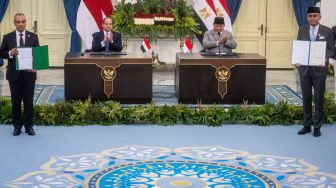 Presiden Prabowo Subianto (kedua kanan) bersama Presiden Mesir Abdel Fattah el-Sisi (kedua kiri) menyaksikan Menteri Luar Negeri Arrmanatha Nasir (kanan) dengan Menteri Luar Negeri Mesir Badr Abdelatty (kiri) memperlihatkan nota kesepahaman (MoU) yang sudah ditandatangani usai pertemuan bilateral di Istana Merdeka, Jakarta, Minggu (11/10/2026). [ANTARA FOTO/Bayu Pratama S/bar]