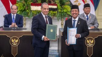 Presiden Prabowo Subianto (kanan) bersama Presiden Mesir Abdel Fattah el-Sisi (kiri) menyaksikan Menteri Kelautan dan Perikanan Sakti Wahyu Trenggono (kedua kanan) dengan Menteri Luar Negeri Mesir Badr Abdelatty (kedua kiri) memperlihatkan nota kesepahaman (MoU) yang sudah ditandatangani usai pertemuan bilateral di Istana Merdeka, Jakarta, Minggu (11/10/2026). [ANTARA FOTO/Bayu Pratama S/bar]