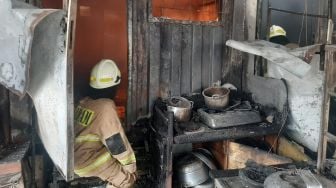 Ditinggal Pemilik Keliling Jualan, 5 Rumah Kontainer di Kelapa Gading Hangus Dilalap Api
