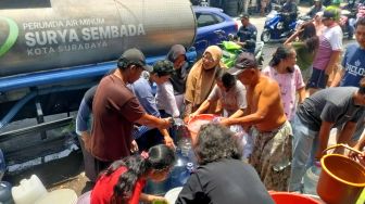 Duh! Pipa PDAM Putus Terdampak Proyek Jembatan, Warga Surabaya Antre Air Bersih