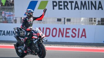 Pembalap Aprilia Racing Marco Bezzecchi melambaikan tangan dalam victory lap usai memenangi balapan MotoGP Pertamina Grand Prix of Indonesia 2026 di Sirkuit Internasional Pertamina Mandalika, KEK Mandalika, Lombok Tengah, NTB, Minggu (11/10/2026). [ANTARA FOTO/Ahmad Subaidi/app/bar]