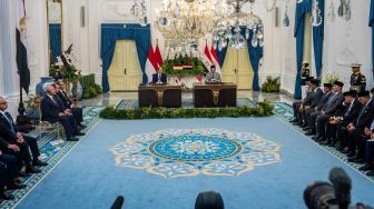 Presiden Prabowo Subianto (kanan) bersama Presiden Mesir Abdel Fattah el-Sisi (kiri) menyampaikan keterangan pers usai pertemuan bilateral di Istana Merdeka, Jakarta, Minggu (11/10/2026). [ANTARA FOTO/Bayu Pratama S/bar]