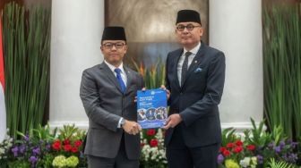 Sugiono Serahkan Jabatan Menlu kepada Arrmanatha Nasir, Keduanya Sempat Berpelukan