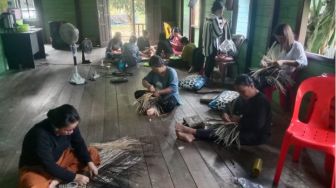 Perempuan Adat Kalimantan Utara Merawat Pengetahuan Leluhur Lewat Anyaman Rotan: Bagaimana Caranya?