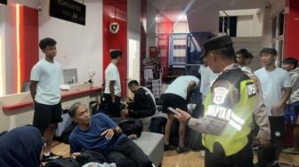 Kasus Penyerangan Bus Persib, Polisi Sebut Suporter Bawa Batu hingga Senjata Tajam