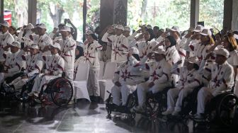 Atlet National Paralympic Committee (NPC) Indonesia memberi hormat kepada bendera Merah Putih saat Pengukuhan dan Pelepasan Kontingen Indonesia Asian Para Games 2026 di Balai Kota Solo, Jawa Tengah, Senin (12/10/2026). [ANTARA FOTO/Mohammad Ayudha/wsj]