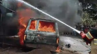 Mobil Kijang Bawa 8 Jeriken Bensin Terbakar di Bogor, Kerugian Ditaksir Rp100 Juta