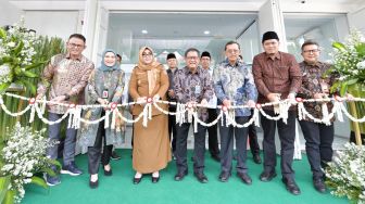 (Dari kiri kekanan) Direktur Network & Retail Funding Bank BSN Ari Kurniaman, Kepala Otoritas Jasa Keuangan Purwokerto Dinavia Tri Riandari, Wakil Bupati Banyumas Dwi Asih Lintarti, Direktur Utama Bank BSN Alex Sofjan Noor, Komisaris Independen Bank BSN Lukman Khakim, Wakil Bupati Banjarnegara H. Wakhid Jumali, Kepala Bank Indonesia Purwokerto Aswin Gantina memotong pita saat acara Grand Opening Bank BSN Kantor Cabang Purwokerto, Senin (12/10/2026). [handout]