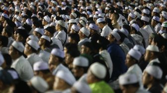 Umat Islam menghadiri Tablig Akbar Majelis Rasulullah SAW di kawasan Silang Monas, Jakarta, Senin (12/10/2026). [ANTARA FOTO/Angga Budhiyanto/wsj]