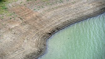 Debit Air Menyusut, Hamparan Sedimen Muncul di Waduk Wonorejo