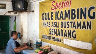 Pelanggan menikmati kuliner gule kambing bustaman di Semarang, Jawa Tengah, Senin (12/10/2026). [ANTARA FOTO/Aprillio Akbar/YU]