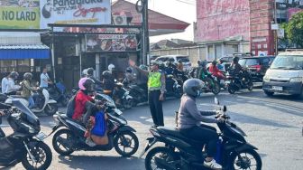 Antrean Mengular di SPBU Denpasar dan Badung, Polisi Turun Tangan, Gubernur Beri Penjelasan