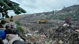 TPA Sukawinatan Terbakar Lagi, Mengapa Sampah Masih Dikelola dengan Sistem Terbuka?