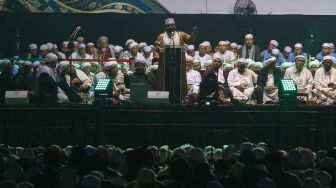 Dewan Syuro Majelis Rasulullah SAW, Habib Nabiel Al Musawa (tengah) menyampaikan sambutan saat Tablig Akbar di kawasan Silang Monas, Jakarta, Senin (12/10/2026). [ANTARA FOTO/Angga Budhiyanto/wsj]