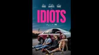 Review Film Idiots: Cerita Seru Dua Pria Mengawal Remaja Penuh Masalah!