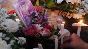Warga meletakkan lilin di dekat foto keluarganya saat Peringatan 24 Tahun Tragedi Bom Bali di Monumen Tragedi Kemanusiaan, Badung, Bali, Senin (12/10/2026). [ANTARA FOTO/Nyoman Hendra Wibowo/wsj]