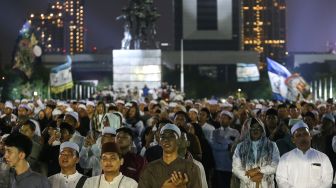 Umat Islam menghadiri Tablig Akbar Majelis Rasulullah SAW di kawasan Silang Monas, Jakarta, Senin (12/10/2026). [ANTARA FOTO/Angga Budhiyanto/wsj]