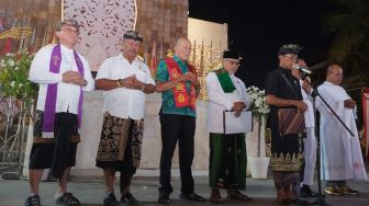Sejumlah tokoh lintas agama berdoa bersama saat Peringatan 24 Tahun Tragedi Bom Bali di Monumen Tragedi Kemanusiaan, Badung, Bali, Senin (12/10/2026). [ANTARA FOTO/Nyoman Hendra Wibowo/wsj]