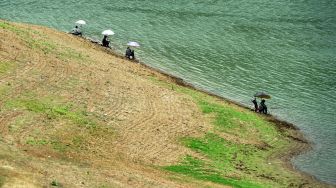Pemancing memancing ikan di tepi Waduk Wonorejo, Tulungagung, Jawa Timur, Senin (12/10/2026). [ANTARA FOTO/Destyan Sujarwoko/nz]