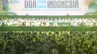 Umat Islam menghadiri Tablig Akbar Majelis Rasulullah SAW di kawasan Silang Monas, Jakarta, Senin (12/10/2026). [ANTARA FOTO/Angga Budhiyanto/wsj]