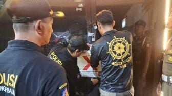 Berkedok Distributor, 3 Toko Miras di Surabaya Disegel Usai Nekat Jual Eceran ke Warga
