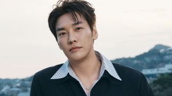 4 Ide OOTD Casual Chic ala Kim Young Kwang, Cocok buat Cowok Anti-Ribet
