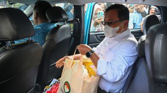 Sekretaris Utama Badan Nasional Penanggulangan Bencana (BNPB) Rustian (kanan) masuk ke dalam kendaraan transportasi publik usai menjalani pemeriksaan di Gedung Merah Putih KPK, Jakarta, Rabu (14/10/2026). [ANTARA FOTO/Fauzan/wsj]