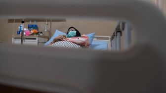 Pasien penderita infeksi saluran pernapasan akut (ISPA) menjalani perawatan di Rumah Sakit Umum Daerah (RSUD) BARI Palembang, Sumatera Selatan, Selasa (13/10/2026). [ANTARA FOTO/Nova Wahyudi/nz]