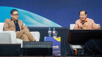 Presiden Komisaris BCA Jahja Setiaatmadja bersama DR. Dr. Indra Wijaya saat sesi diskusi acara Indonesia Knowledge Forum (IKF) XV di Jakarta, Selasa (13/10/2026). [Suara.com/Alfian Winanto]