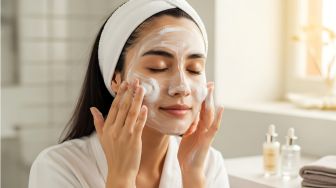 Bebas Kulit Ditarik! Ini 4 Essence Cleanser Bikin Wajah Bersih dan Lembap