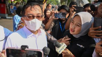 Sekretaris Utama Badan Nasional Penanggulangan Bencana (BNPB) Rustian (kiri) berjalan usai menjalani pemeriksaan di Gedung Merah Putih KPK, Jakarta, Rabu (14/10/2026). [ANTARA FOTO/Fauzan/wsj]