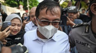 Sekretaris Utama Badan Nasional Penanggulangan Bencana (BNPB) Rustian (tengah) berjalan usai menjalani pemeriksaan di Gedung Merah Putih KPK, Jakarta, Rabu (14/10/2026). [ANTARA FOTO/Fauzan/wsj]