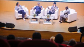 Ketua Umum IKAPI Arys Hilman (kedua kiri) bersama Sekretaris Jenderal AKSI Ecky Mosmarth (kiri) dan Innovation Consultant Yoris Sebastian (kedua kanan) menyampaikan pemaparan dalam Bincang Literaia yang merupakan rangkaian dari kegiatan Festival Literaia 2026 di Museum Nasional Indonesia, Jakarta, Selasa (13/10/2026). [Suara.com/Alfian Winanto]
