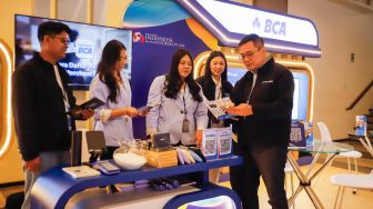 Direktur PT Bank Central Asia Tbk. (BBCA) Hendra Tanumihardja (kiri) meninjau stan saat acara Indonesia Knowledge Forum (IKF) XV di Jakarta, Selasa (13/10/2026). [Suara.com/Alfian Winanto]