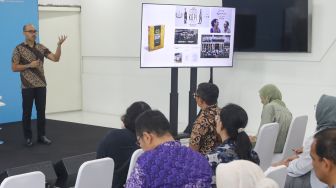 Advokat dan praktisi hukum kekayaan intelektual, Ari Juliano Gema menyampaikan pemaparan dalam Workshop Literaia: Kontrak Sehat, Karya Selamat yang merupakan rangkaian dari kegiatan Festival Literaia 2026 di Museum Nasional Indonesia, Jakarta, Selasa (13/10/2026). [Suara.com/Alfian Winanto]